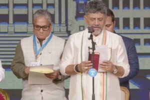 కర్నాటక సీఎంగా డీకే శివకుమార్ ప్రమాణ స్వీకారం కర్నాటక సీఎంగా డీకే శివకుమార్ ప్రమాణ స్వీకారం