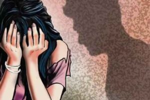 ఐదంతస్తుల పైనుంచి తోసేశాడు! ఆ బాలిక బతకడమే ఓ మిరాకిల్, ఖమ్మంలో కామోన్మాది అరెస్ట్ ఐదంతస్తుల పైనుంచి తోసేశాడు! ఆ బాలిక బతకడమే ఓ మిరాకిల్, ఖమ్మంలో కామోన్మాది అరెస్ట్