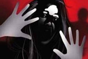 ఖమ్మంలో దారుణం: మైనర్ పై లైంగిక దాడి, మూడంతస్తుల భవనం పైనుంచి తోసివేత ఖమ్మంలో దారుణం: మైనర్ పై లైంగిక దాడి, మూడంతస్తుల భవనం పైనుంచి తోసివేత
