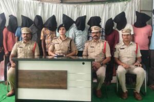 ‘డెకాయిటీ గ్యాంగ్’లో ఎస్ఐ, కానిస్టేబుల్! ‘డెకాయిటీ గ్యాంగ్’లో ఎస్ఐ, కానిస్టేబుల్!