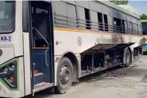 కరీంనగర్ లో మరో ఎలక్ట్రిక్ బస్సు దగ్ధం కరీంనగర్ లో మరో ఎలక్ట్రిక్ బస్సు దగ్ధం