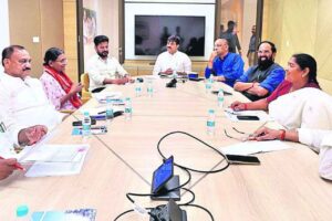 వెరీ ఇంట్రస్టింగ్ ఫొటో.. ఇంతకీ ‘అధ్యక్షత’ వహించిందెవరు? వెరీ ఇంట్రస్టింగ్ ఫొటో.. ఇంతకీ ‘అధ్యక్షత’ వహించిందెవరు?