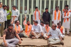 ఖమ్మం హార్వెస్ట్ కాలేజీలో దారుణం: వినాయకుని మాల ధరించిన విద్యార్థులకు నో ఎంట్రీ! ఖమ్మం హార్వెస్ట్ కాలేజీలో దారుణం: వినాయకుని మాల ధరించిన విద్యార్థులకు నో ఎంట్రీ!